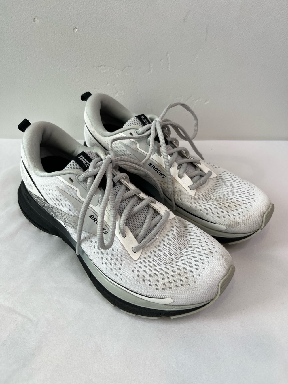 Brooks Trace 3 White Oyster Black Running Shoes Womens Size 9.5 B